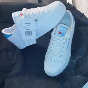 Vit/ blå sneakers - Helt ny/ oanvänd