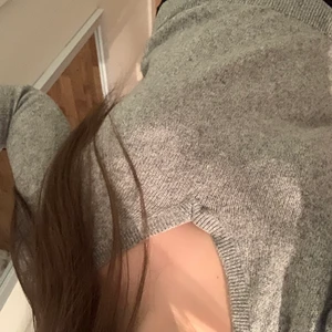 Grå stickad tröja - En grå stickad tröja.