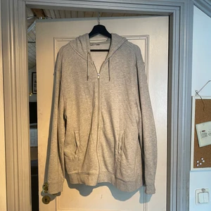 Grå zip up - En väldigt skön grå zip up hoodie, den är ganska stor men sitter väldigt snyggt o coolt