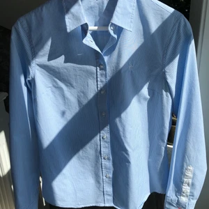 Skjorta - Skjorta från Stockholm LM Storlek 38. Något figursydd och i nyskick 💙 spårbarfrakt a 66kr tillkommer alt kan mötas upp i Varberg/Jönköping.