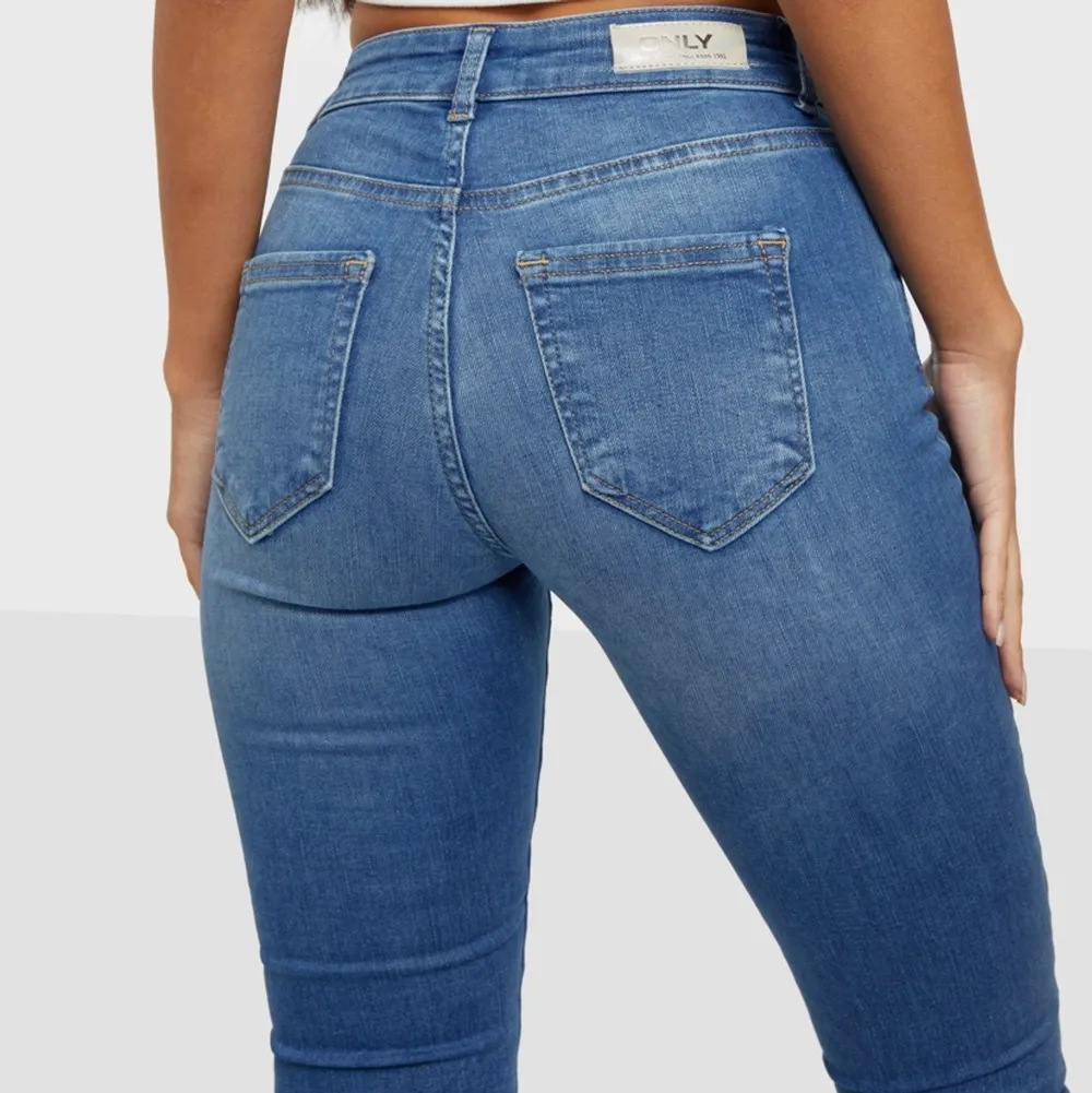 Dessa skinny jeans från nelly är använda en gång och är i bra skick. De är i storleken M/32 och är perfekts inför våren🥰 De är köpta för 449kr men jag säljer den för 300kr. Jeans & Byxor.