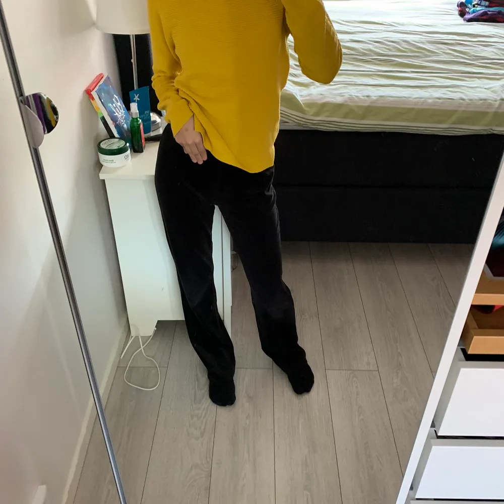 Använt en gång. Köpte från Turkiet i ett känd klädbutik där. Säljer för har en samma tröja hemma. Randig gul tröja storlek Xs kan ksk passa folk i S. Inte så tjock men inte heller jätte tunn. Säljer för 50kr❤️. Tröjor & Koftor.