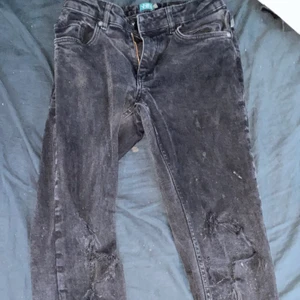 Svarta Jeans - Säljer dessa svarta jeans som inte löngre används. Kan mötas i sthlm