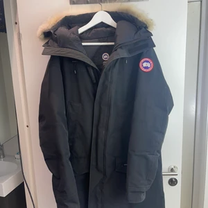 Canada Goose Langford Parka XL - Canada Goose Langford Parka inköpt 2021-01-12 på The Terrace för 12 499kr  Den är i bra skick förutom en liten stackars fläck.  En kemtvätt så är den som ny. Sitter väldigt bra päls på.