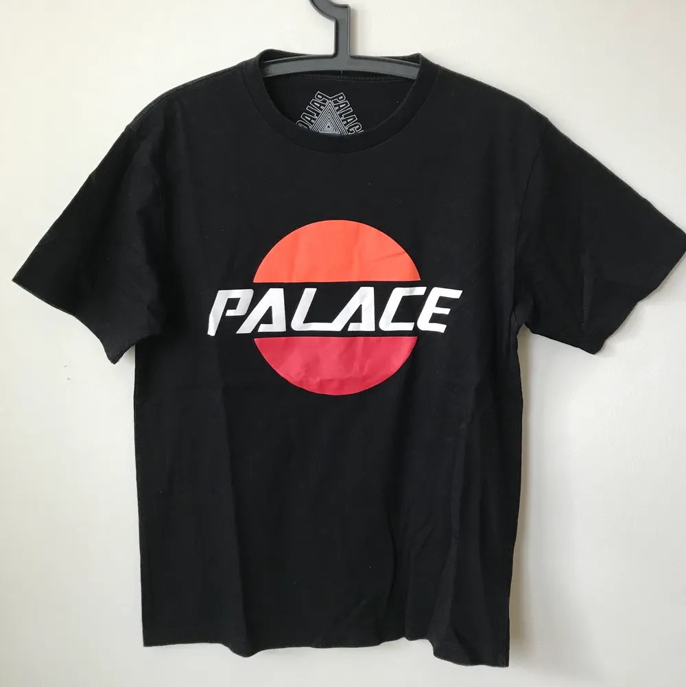 Palace Pal-Sol Logo T-Shirt  Size medium, regular men’s small / medium fit. Great condition, no flaws or damage.  DM if you need exact size measurements.    Buyer pays for all shipping costs. All items sent with tracking number.   No swaps, no trades, no offers.  . T-shirts.