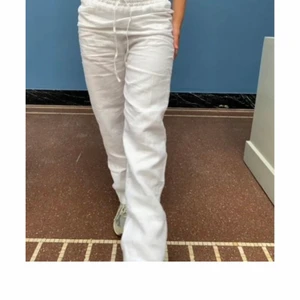 Linnebyxor  - Säljer endast provade linnebyxor, kommer från Design By Si. Storlek: XXS short length, fodrade så man ser inte igenom. Köparen står för frakt. 