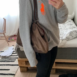 Brun väska - Säljer min super fina bruna väska som jag köpte på second hand! Den är perfekt storlek då man får plats med mycket i den men den är ändå inte för stor! Eftersom den är från second hand är skicket inte i nyskick! Speciell i botten! Bara att fråga om fler bilder