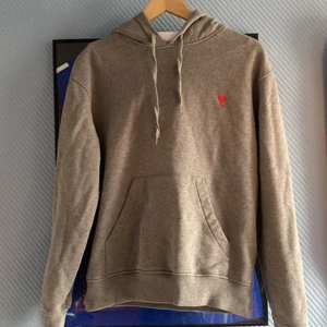 Ami hoodie storlek S - Mycket bra skick, inte så använd då jag växte ur den väldigt snabbt. Sitter som S med lite relaxed passform 