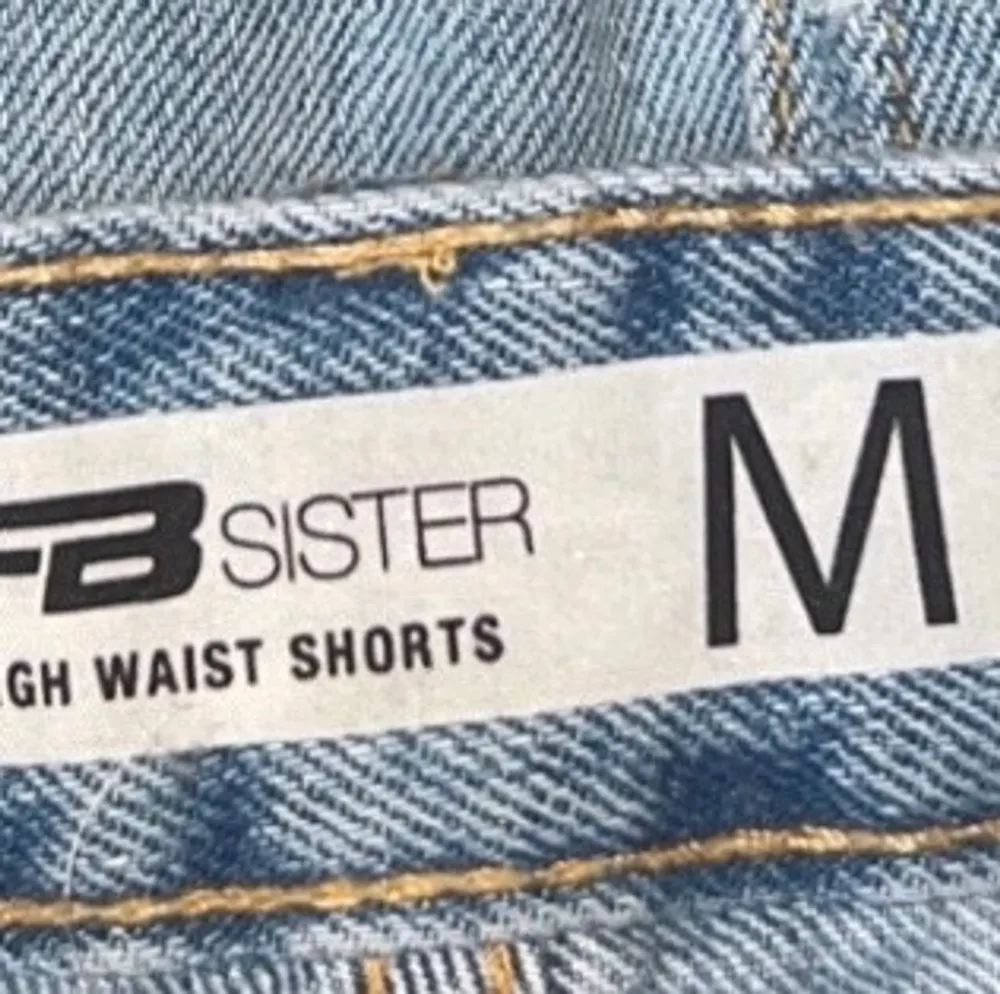 Supercoola jeansshorts i storlek M från Newyorker. Blåa med snygga slitningar, perfekt till sommaren✨. Shorts.