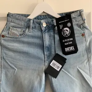 Helt nya blå disel jeans. Storlek 26/32. Mid waist. Köpare betalar för frakt.