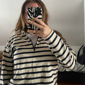Zip up från Zara  - Randig zip up från Zara, i storlek S. Bara testad och lappen är kvar, eftersom den är lite liten för mig. 200 kr + 66 kr frakt 
