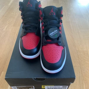 Air Jordan 1 Mid Banned 2020 - Oanvända Air Jordan 1 Mid Banned 2020 i storlek 40 (UK6)! Inköpta och autentiserad på/av Restocks.  Originalkartong medföljer och skorna hämtas i Stockholm, alternativt skickas och köpare betalar frakt. Eventuellt även byte mot liknande i storlek 41 kan tänkas. 