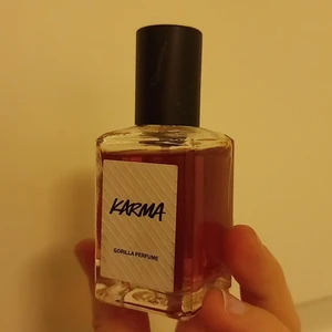 "KARMA" parfym från LUSH. Nypris 400kr. - Parfymen KARMA från LUSH, 30 ml. Knappt använd. Nypris 400 kronor. Kan hämtas i Visby.