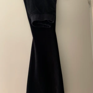 Sköna flared byxer - Mjukt material på byxorna och de går ut längst ner. Relativt använda men inga synliga fel på byxorna.🌟 Om man köper genom leverans står du för frakt🤍.