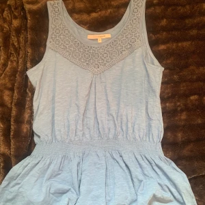 Gullig blus - Gulligt blått linne/blus från KappAhl, färgen är som på sista bilden, de andra visar lite fel, skriv för fler bilder💕 Aldrig använd så i nyskick