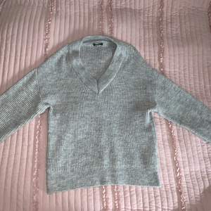En grå stickad tröja från Gina i storlek xs men den är oversize så passar också som en s eller m. Säljer då diem inte kommer till användning längre.