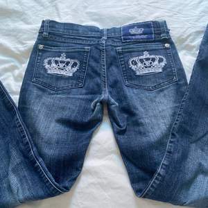 Bud på 350kr! Köp direkt för 400❤️❤️Säljer mina SUPERSNYGGA blå Victoria Beckham jeans i storlek 26. De är lite slitna längst ner samt ett hål mellan benen, men annars i bra skick. Skriv privat för fler bilder eller eventuella frågor💗