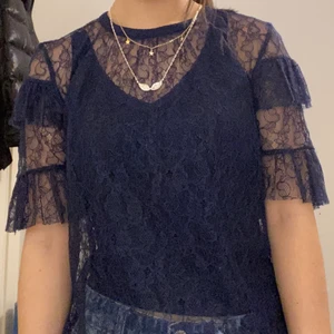 Volang topp - ⚠️NY ANNONS KOMMER SNART PGA OSERIÖS KÖPARE⚠️ Säljer denna skjut söta och snygga marinblåa toppen från H&M men som även liknar en trendig topp från ZARA. Det står storlek 38 men det passar även mig som har storlek XS/34 i toppar!! Tröjan är i ett strålande skick. Tveka inte att kontakta mig med frågor eller liknande🥰💓💓