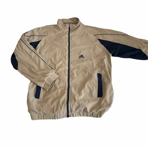 Adidas jacka - Beige och mörkblå vintage adidas jacka köpt här på plick! Storlek XXL men passar sitter mer som en XL/L :) skriv för fler bilder
