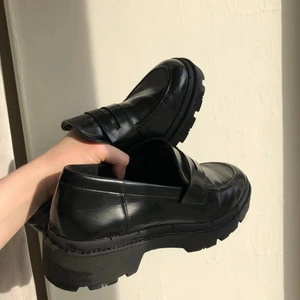 Loafers  - Loafers med platå från zara, storlek 39, syntet material, gott skick utöver liten slitning insida häl 