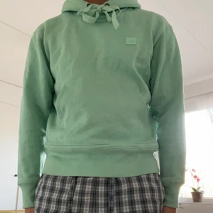 Acne Studios Hoodie - Turkos Acne Studios hoodie i unisex och storlek XS men passar också S! Säljer då jag numera bär M och den är knappt använd. Självklart helt äkta. Skriv gärna för mer info!