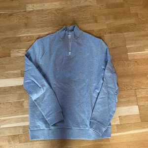Asos half-zip sweatshirt  - Helt ny bara testad. Storlek L. Nypris 219. Färgen på bilden med lappen beskriver den riktiga färgen på tröjan, ljusgrå 