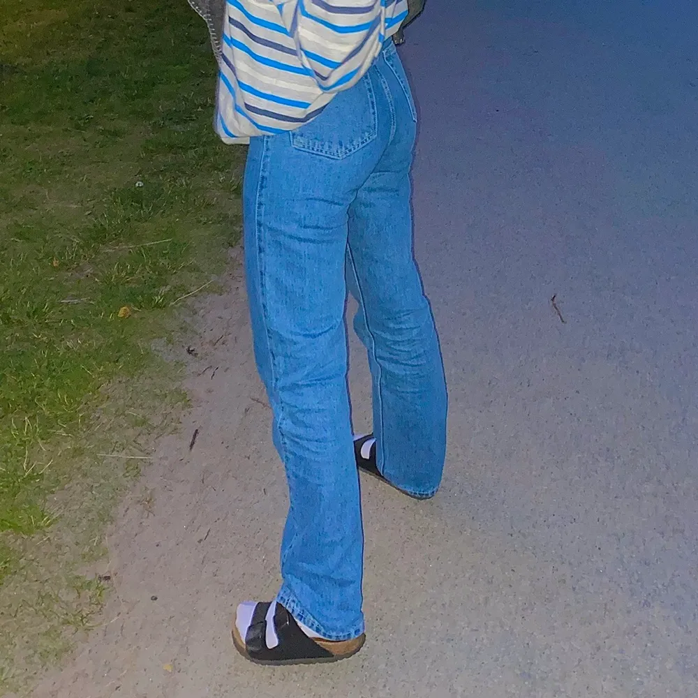 Rowe extra high straight jeans från Weekday. Klarblå, mycket bra skick. (OBS. första bilden motsvarar färgen på jeansen! De andra två bilderna har filter). Jeans & Byxor.