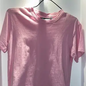 Jätte fin rosa t shirt från weekday. Använd 1 gång efter som att rosa inte är min färg💗 Köparen står för frakt!