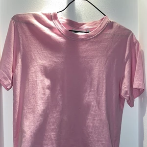 Rosa weekday tshirt - Jätte fin rosa t shirt från weekday. Använd 1 gång efter som att rosa inte är min färg💗 Köparen står för frakt!