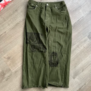 baggy jeans junji ito - jeans som jag själv målat junji ito motiv på! de är mörkgröna med vita sömmar. väldigt baggy och passar mig som har 36 på byxor om de sitter lågmidjat. bra längd på mig som är 165cm. 150kr + 66kr spårbar frakt! 😵‍💫