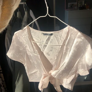 Storlek M/38 - Säljer denna fina topp då jag råkat beställa två likadana:) Aldrig använt.