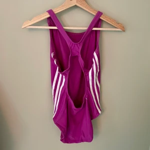 Lila baddräkt Adidas - Knappt använd. Liten fläck på vänster band. 