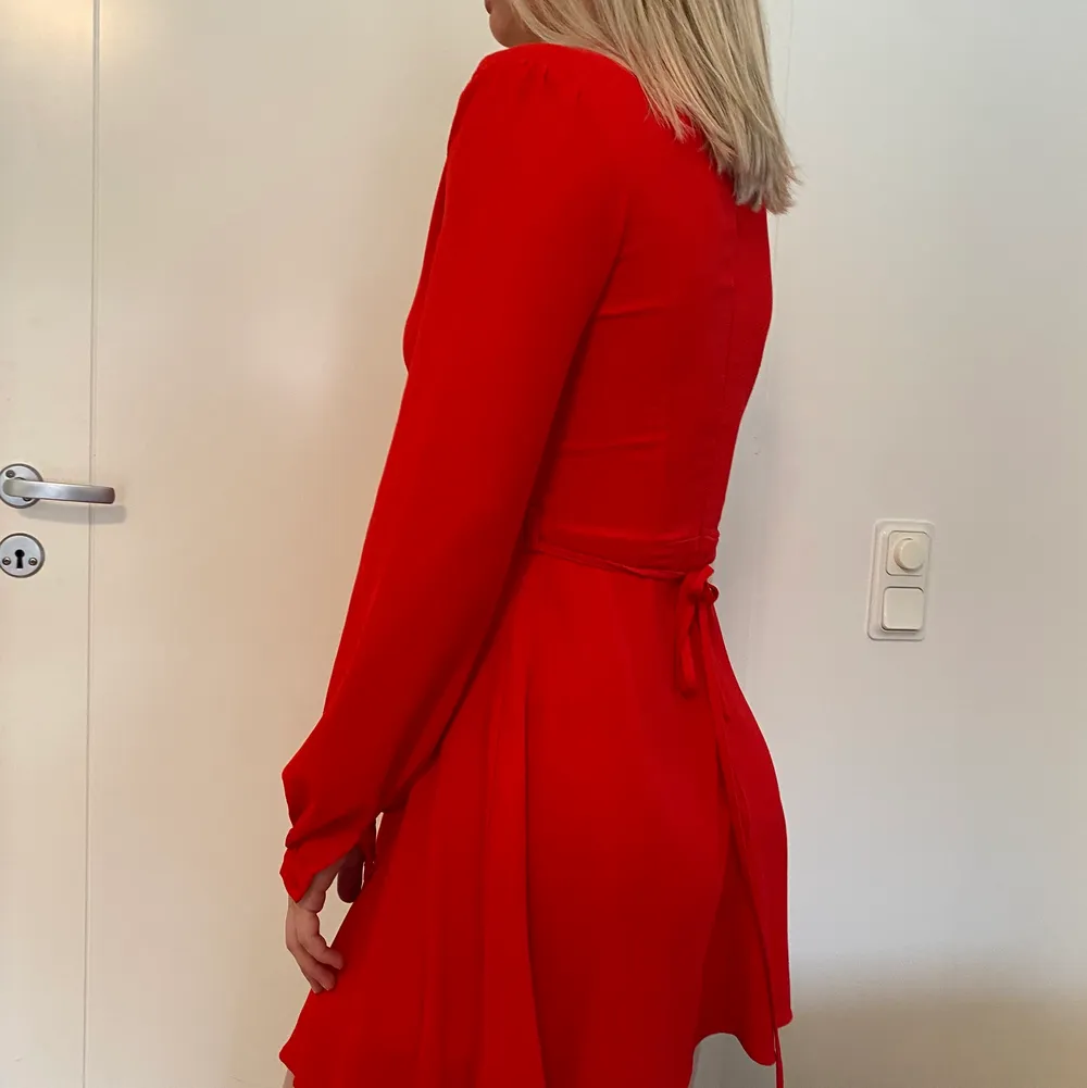 Säljer en fin röd klänning i storlek 36. Bara använd en gång, så i väldigt bra sick. Den kostar 70 kr och köparen betalar frakten. Märket är Glamorous men den är köpt på Nelly.com  . Klänningar.