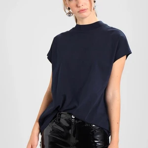 T-shirt Weekday - T-shirt från Weekday med hög krage, i mycket bra skick pga sparsamt använd