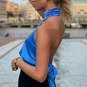 Blå Festtopp - säljer denna blå Topp ursprungligen ifrån Ginatricot men SLUTSÅLD i storlek 36, Kan spännas ut o in i ryggen med bandet. Använt 2020 nyår annars inget mer. Väldigt bra skick och fint nu till sommarn o på fest 💎 säljer endast vid bra bud. buda ifrån 100kr 