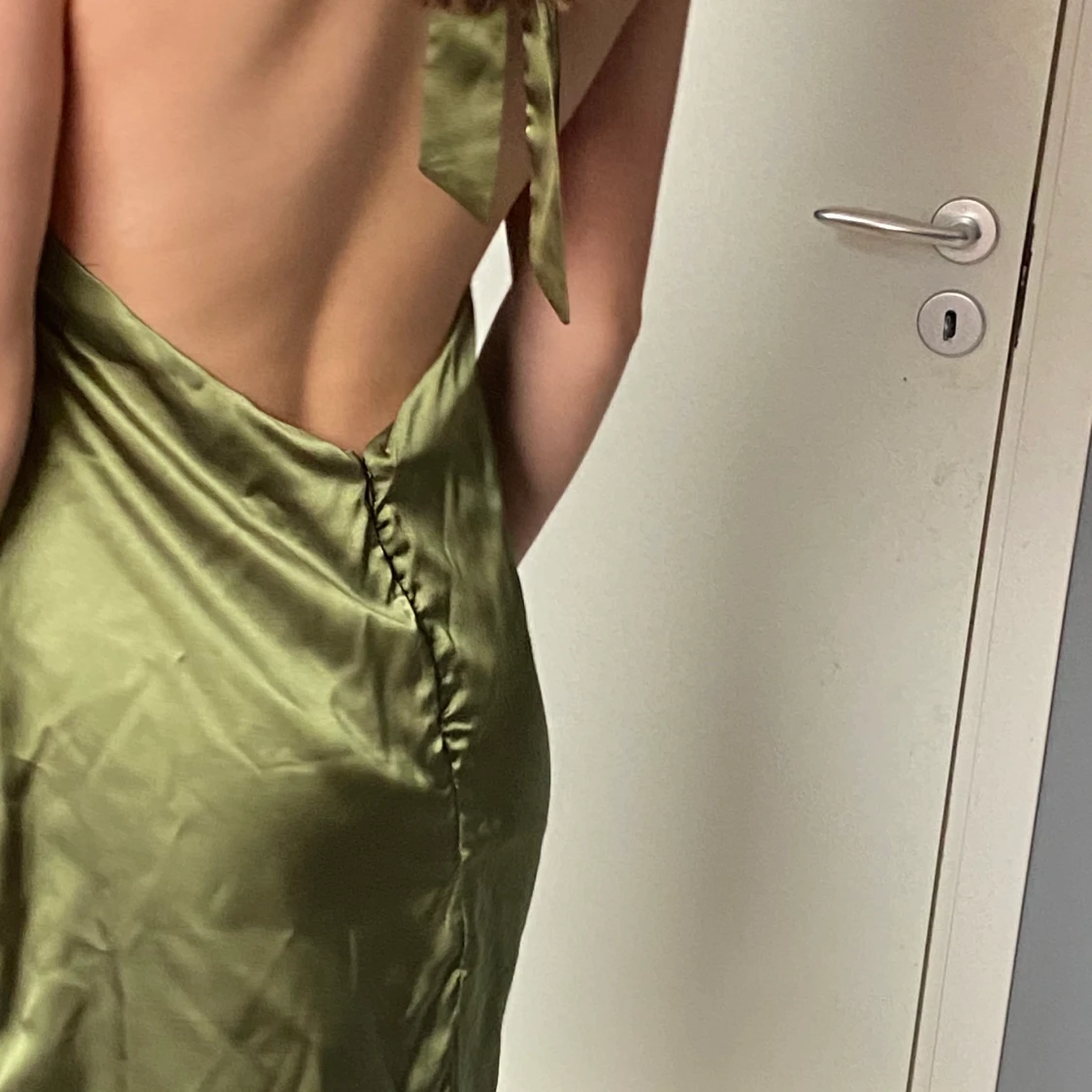 Olivgrön silkesklänning - 91
