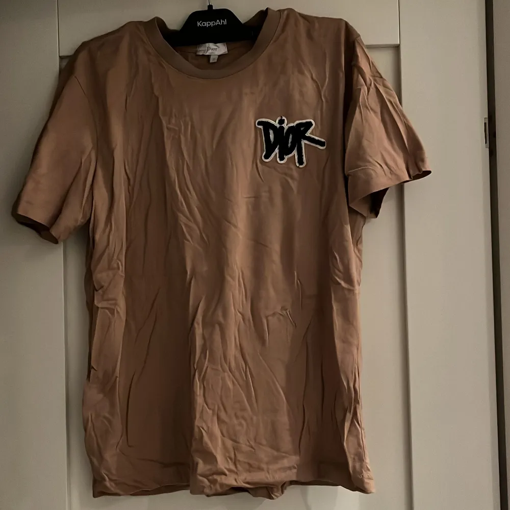 Väldigt fin T-shirt 🤎Oanvänd, behöver bara strykas. storlek S men är mer som M. Pris är 200kr INKLUSIV frakt 📦 . T-shirts.