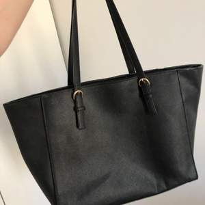 Stor svart väska med mycket utrymme😊 Frakt ingår ej💌