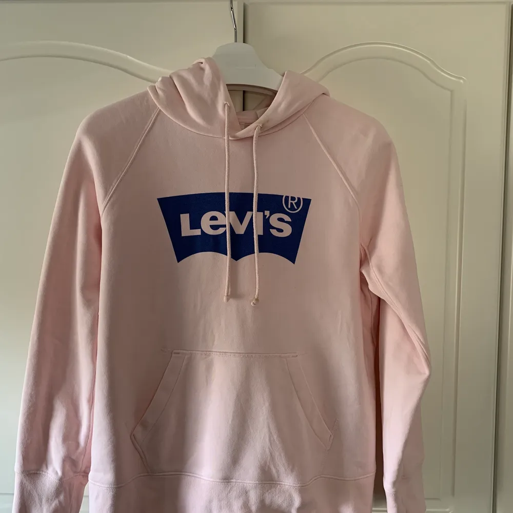 En fin Levis hoodie i storlek S. Använd ett antal gånger och köpt för 499. Hör gärna av er vid frågor. . Tröjor & Koftor.