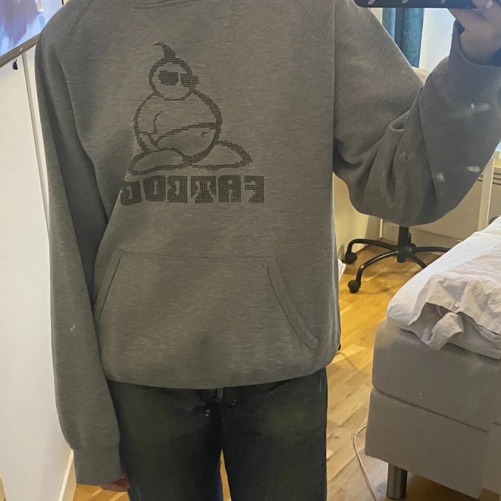 Unik vintage hoodie med små stenar på  ”fat bob”, spårbar frakt 69kr💕. Hoodies.