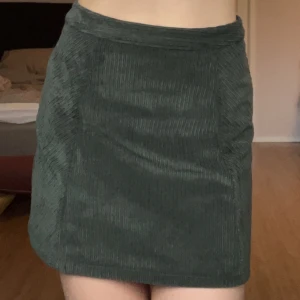 manchester midikjol  - denna manchesterkjolen är en dröm, tyvärr en aning stor på mig🖤. gillar verkligen färgen. mkt bra skick, knappt använd. thriftad i italien! ett unikt plagg som inte går att få tag på någon annanstans  nypris:250 kr