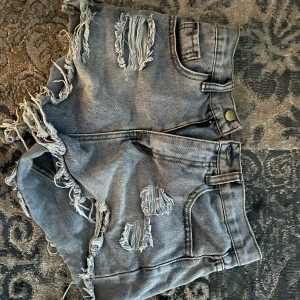 Jeansshorts  - Vet ej vilket märke:/ välanvända men syns ej❣️ midwaist.  Skriv privat om du är intresserad eller har några frågor ❣️ 75kr exkl frakt❤️
