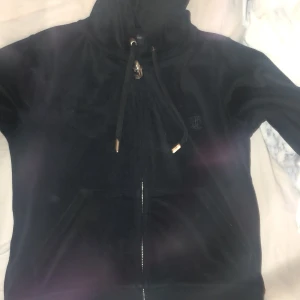 Svart juicy couture tröja - Säljer nu min juicy couture tröja! Då jag vill ha en sån tröja fast i xxs-xs! Den är i bra skick! Inte urtvättad och matrialet är fofarande mjukt! Skriv för  fler bilder eller frågor! Pris kan alltid diskuteras💕💕