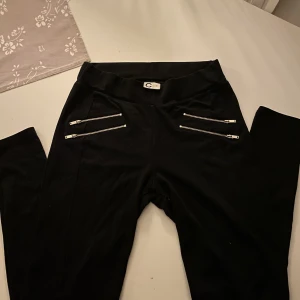 Byxor (strl. M) - Mysiga byxor köpta från Cubus i storlek M. Nypris ca 200kr. Bra skick och använda några gånger. Perfekt till tonåring. Passar bra på hösten!