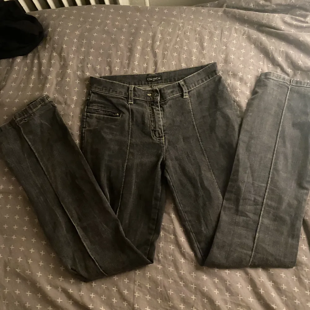 Ett par mörkgråa low waist jeans. Bra skick förutom att det finns 1 litet hål längst ner  på varje byxben men svårt att se. Det finns inga bakfickor. Skönt material. Jeans & Byxor.