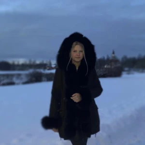 Fatima Parka jacka - Hej! jag säljer just nu min favorit jacka, är tyvärr tvungen att sälja den för jag rensar garderoben. jackan har inte ägts utav en rökare därav den inte luktar rök. bra passform och varm. jackan har en päls inuti som man kan ta av. köparen står för frakt.