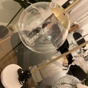 Marmor lampa  - Helt oanvänd lampa marmor design med guldiga detaljer pris kan diskuteras vid snabb affär (köpt för 650kr från Åhléns)