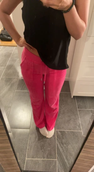 Juicy byxor - Säljer mina rosa juicy byxor pågrund av att de knappt kommer till användning. Använt de ett få tal gånger! På mig sitter de lågmidjade och strl är XS💓