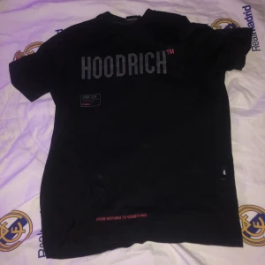 hoodrich t shirt - använd i somras ibland men inget som jag använt dagligen, nypris 550 kr JD sport, 2 små märken som man knappt ser (man ser pågrund av blixt) annars som helt ny, går säkert att få bort lätt