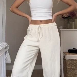 Linnebyxor  - Vita linnebyxor från PULL&BEAR strl xs. Knappt använda då de är för långa.(Bilder lånade av åsa häggström) 